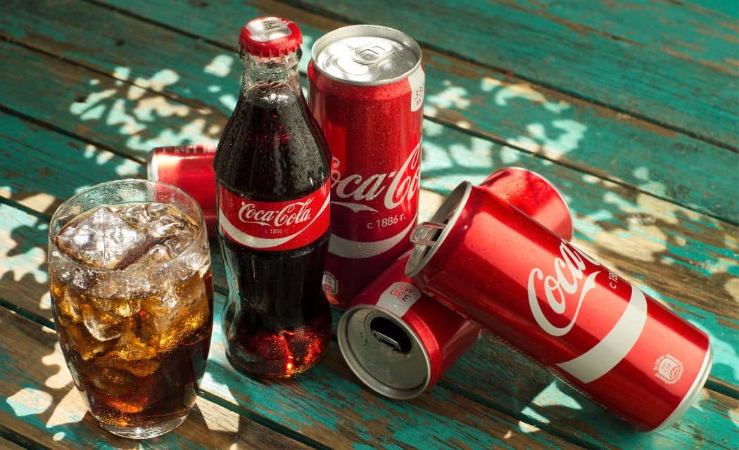 Marka Coca-Cola jest synonimem jakości i zaufania, przy czym jej logo i butelka są jednymi z najbardziej rozpoznawalnych symboli na świecie. jak kupić akcje Coca-Cola - instrukcja dla początkujących